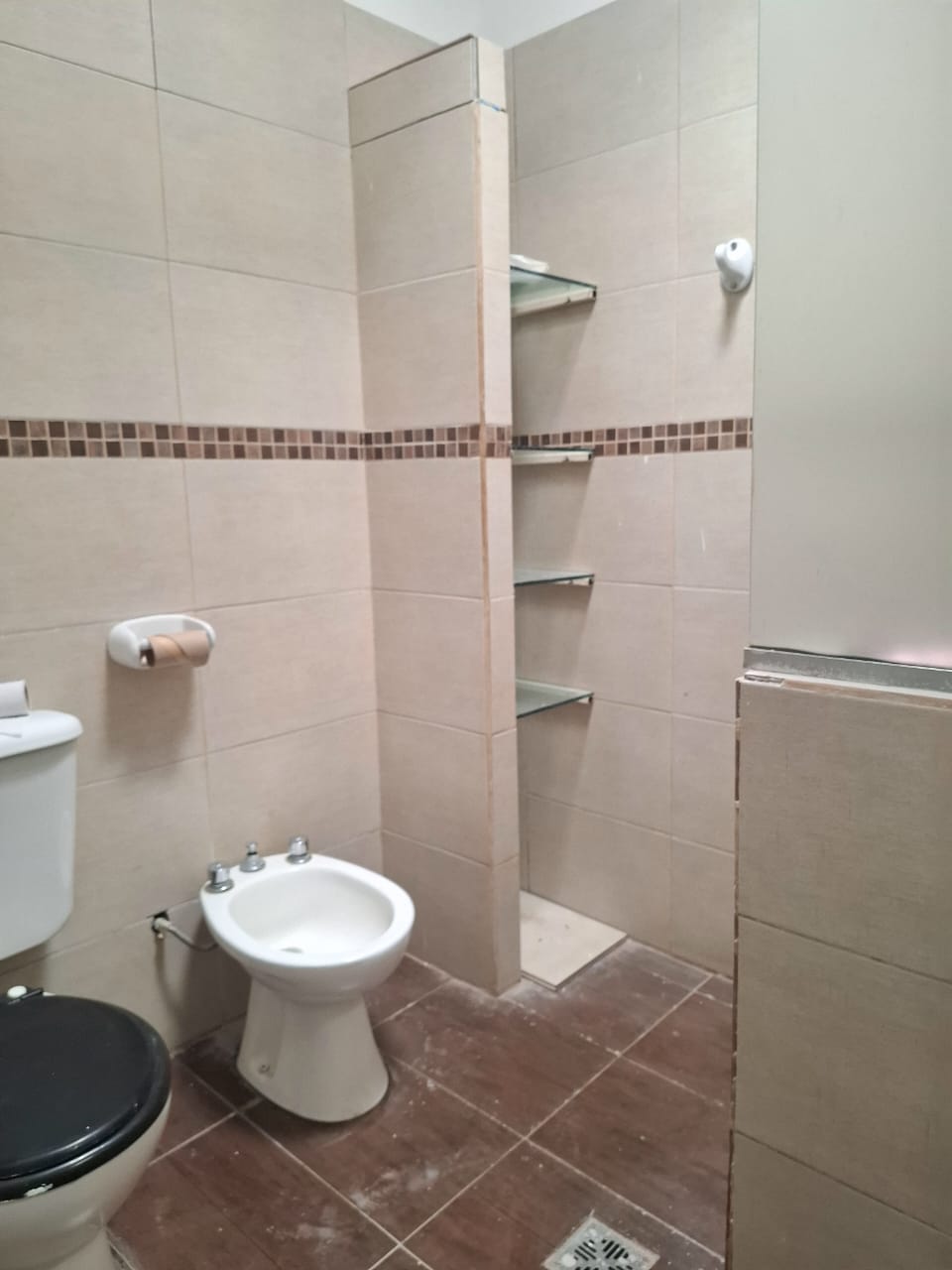 3 dormitorios · cocina-comedor · cochera · patio · galpon - foto 2