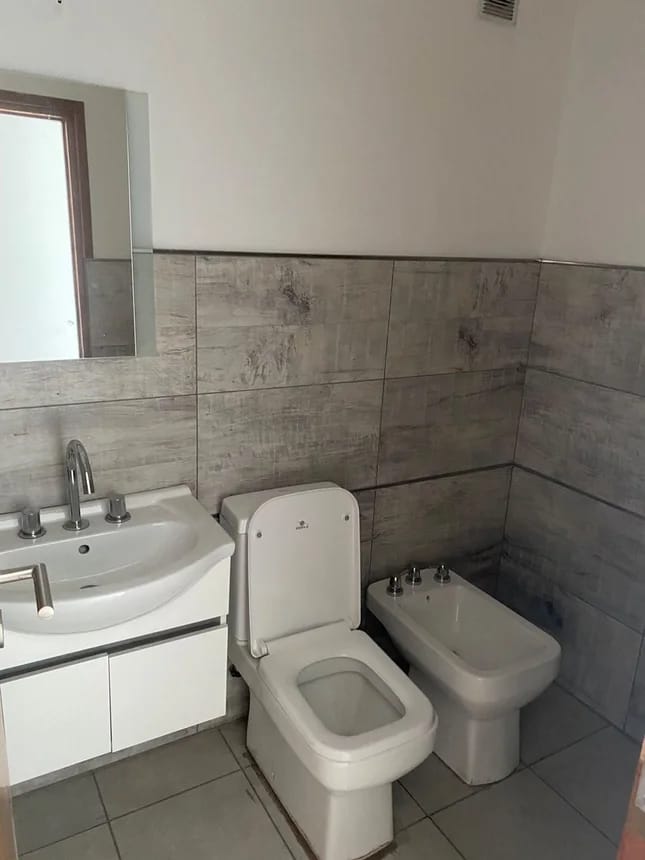 2 dormitorios (dormitorio principal en suite y dormitorio secundario · 2 baños · cocina · comedor · balcón y cochera - foto 2