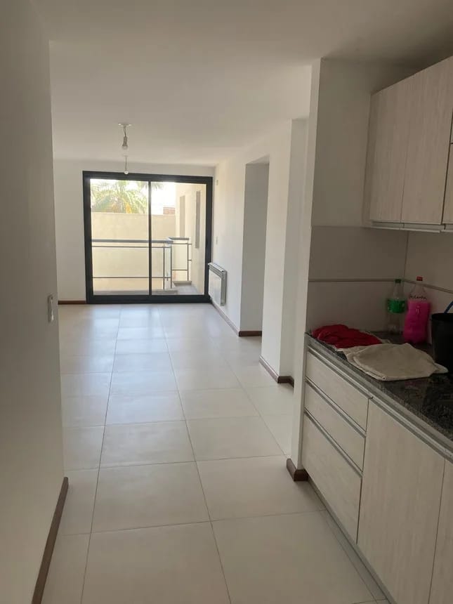 2 dormitorios (dormitorio principal en suite y dormitorio secundario · 2 baños · cocina · comedor · balcón y cochera - foto 8
