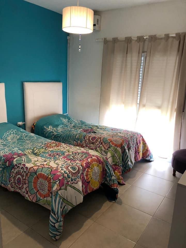 2 dormitorios · baño · cocina-comedor amplio · quincho · cochera y piscina - foto 4
