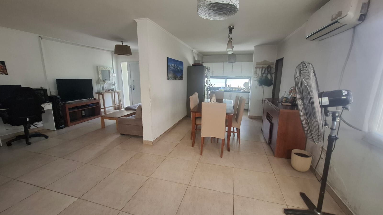 3 dormitorios · 2 baños (con ante baño y bañera) · vestidor · cocina-comedor · living · jardín delantero · patio de 80 mts² · garage doble · quincho cerrado · piscina de 6 x 10 mts - foto 2