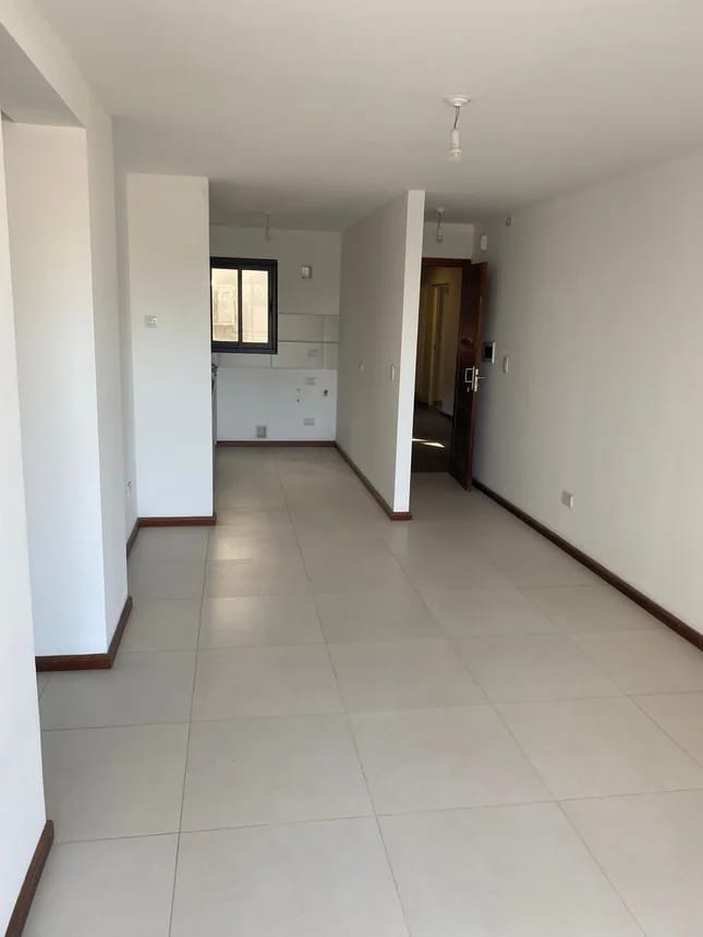 2 dormitorios (dormitorio principal en suite y dormitorio secundario · 2 baños · cocina · comedor · balcón y cochera - foto 3