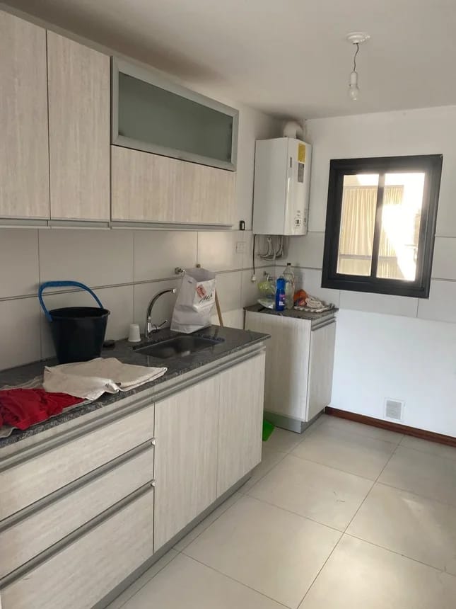2 dormitorios (dormitorio principal en suite y dormitorio secundario · 2 baños · cocina · comedor · balcón y cochera - foto 4