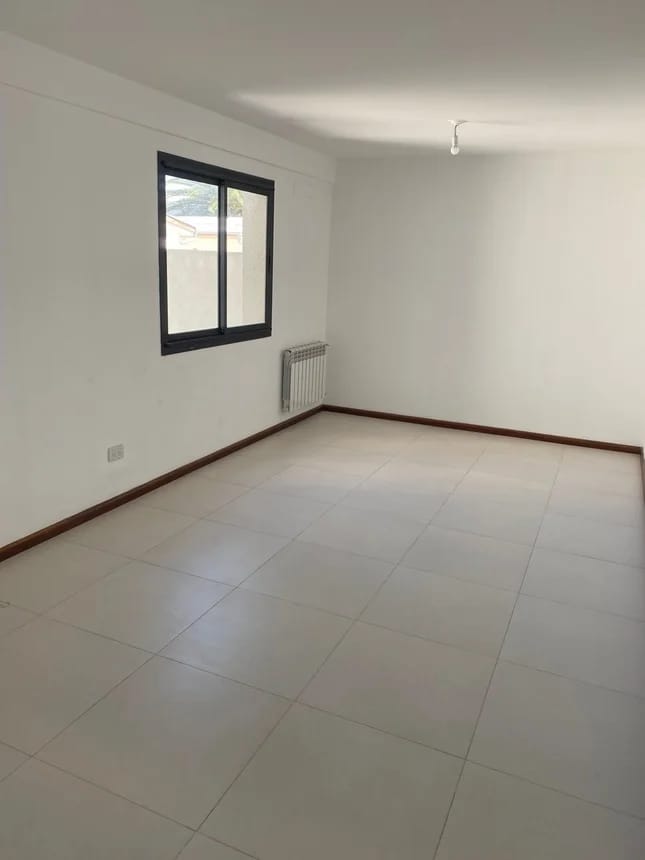 2 dormitorios (dormitorio principal en suite y dormitorio secundario · 2 baños · cocina · comedor · balcón y cochera - foto 7