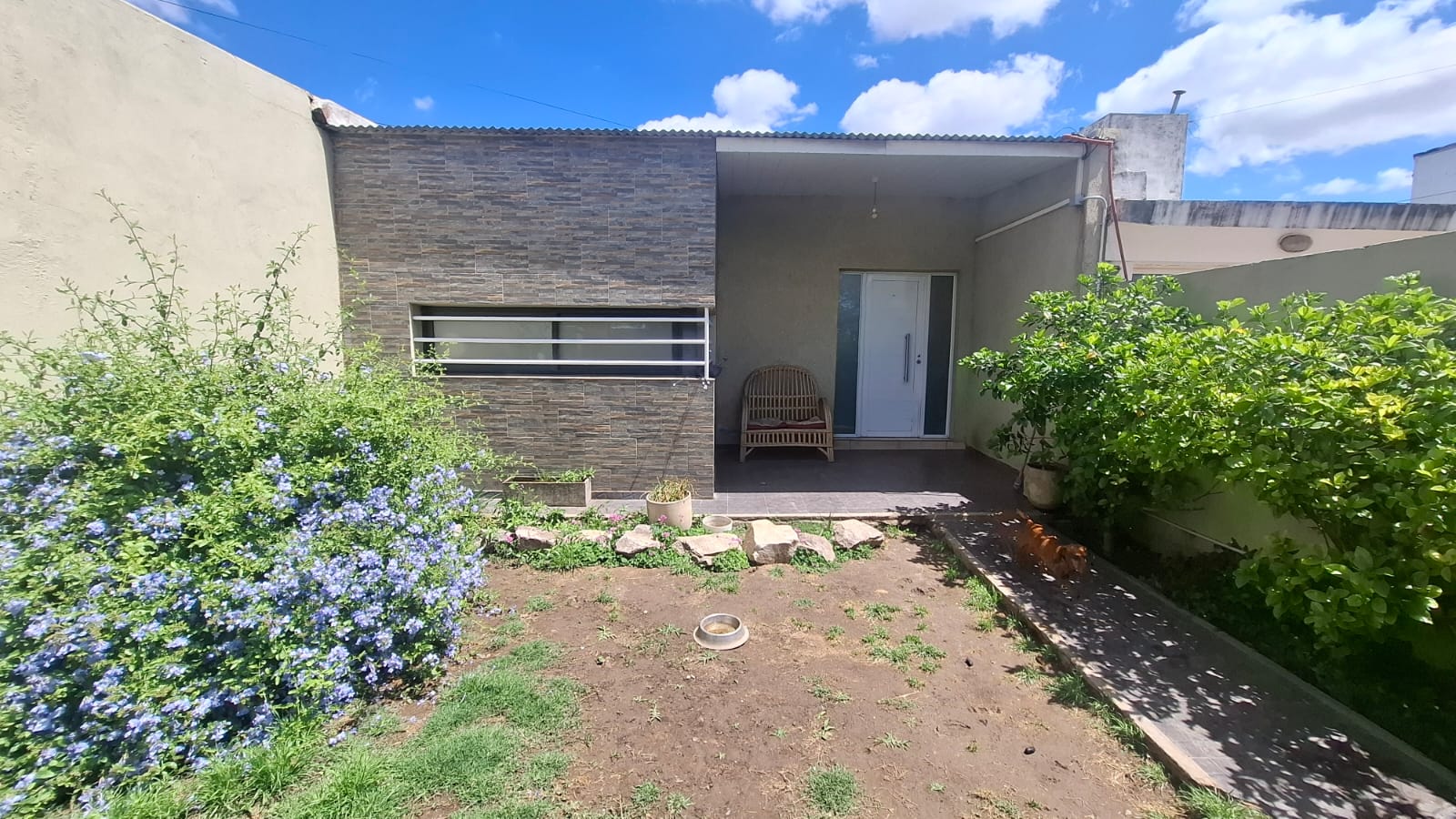 3 dormitorios · 2 baños (con ante baño y bañera) · vestidor · cocina-comedor · living · jardín delantero · patio de 80 mts² · garage doble · quincho cerrado · piscina de 6 x 10 mts - foto 5
