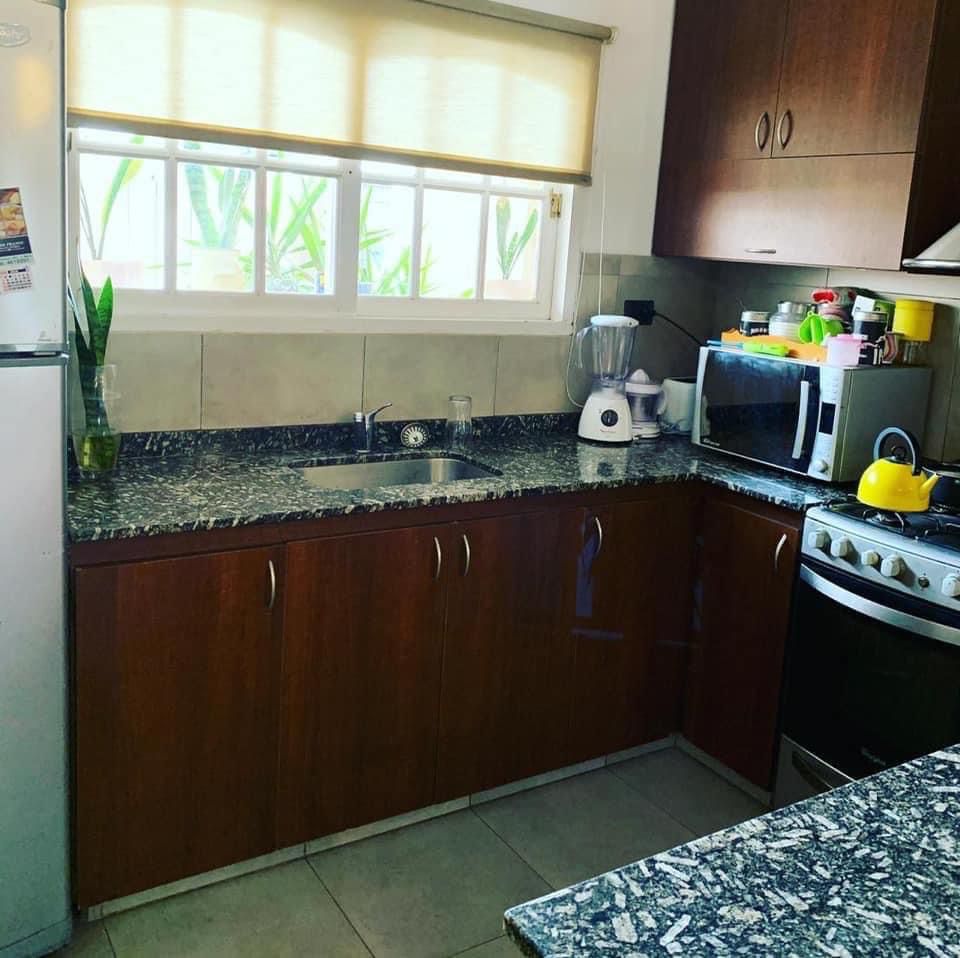 2 dormitorios · baño · cocina-comedor amplio · quincho · cochera y piscina - foto 2