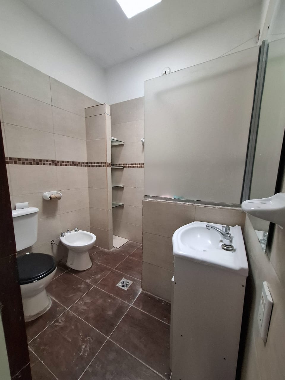 3 dormitorios · cocina-comedor · cochera · patio · galpon - foto 10