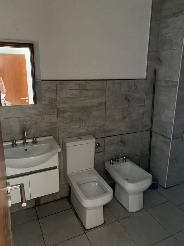 2 dormitorios (dormitorio principal en suite y dormitorio secundario · 2 baños · cocina · comedor · balcón y cochera - foto 5
