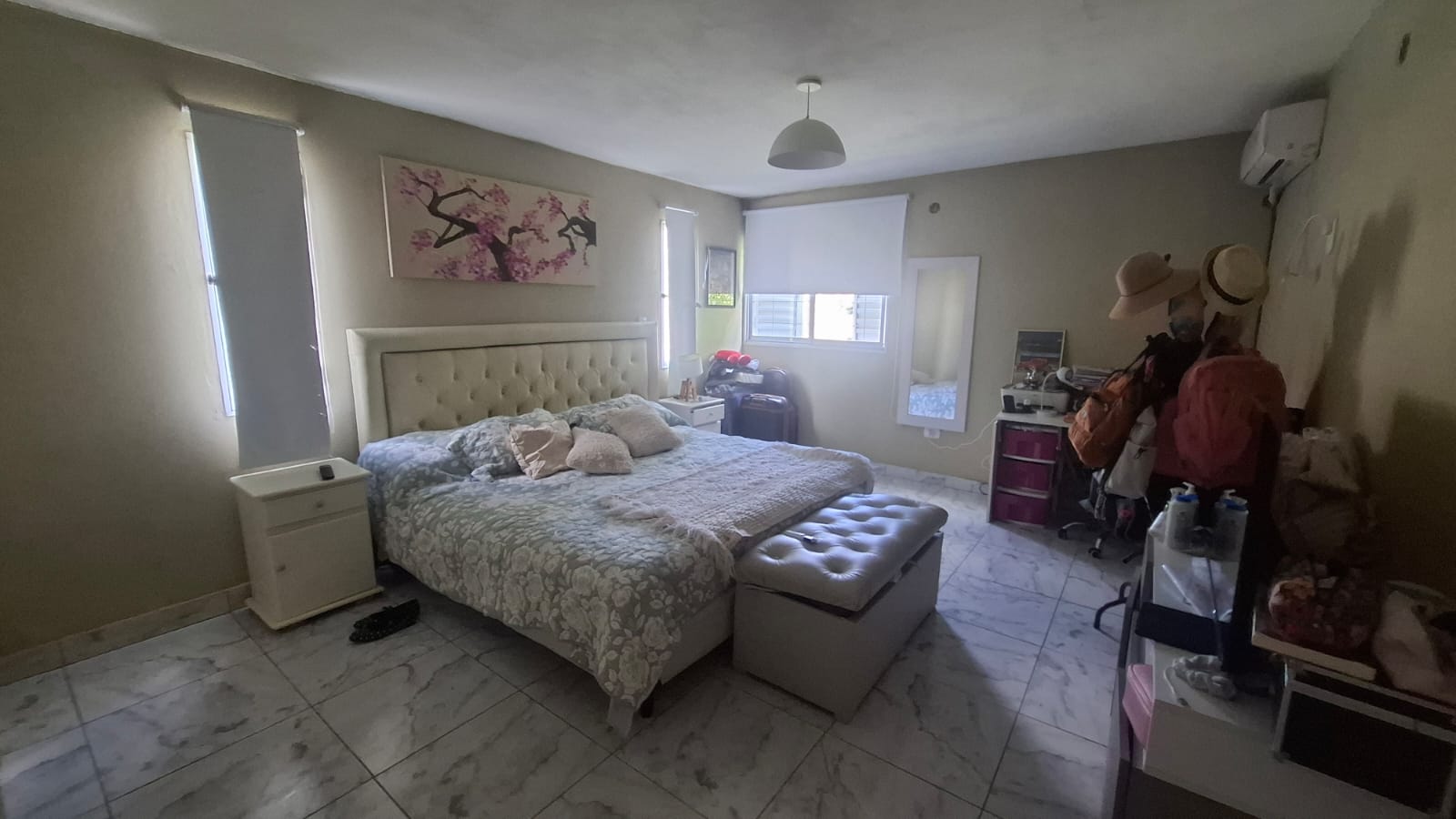 3 dormitorios · 2 baños (con ante baño y bañera) · vestidor · cocina-comedor · living · jardín delantero · patio de 80 mts² · garage doble · quincho cerrado · piscina de 6 x 10 mts - foto 4