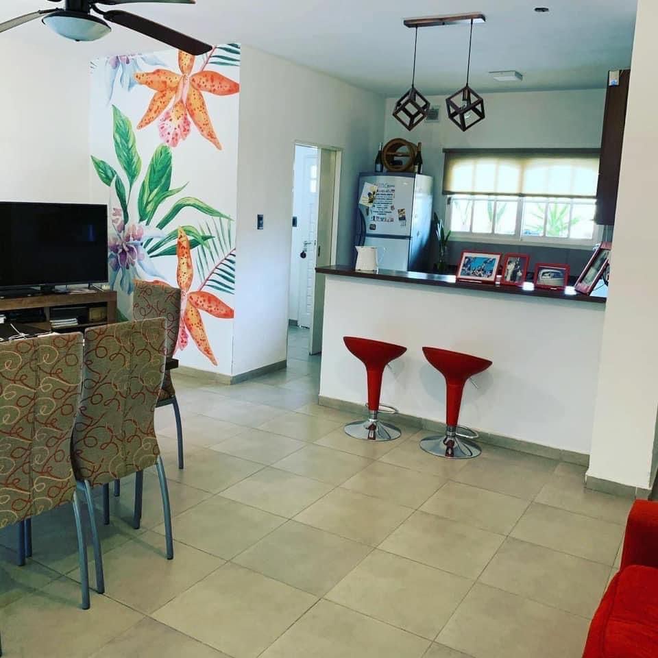 2 dormitorios · baño · cocina-comedor amplio · quincho · cochera y piscina - foto 5
