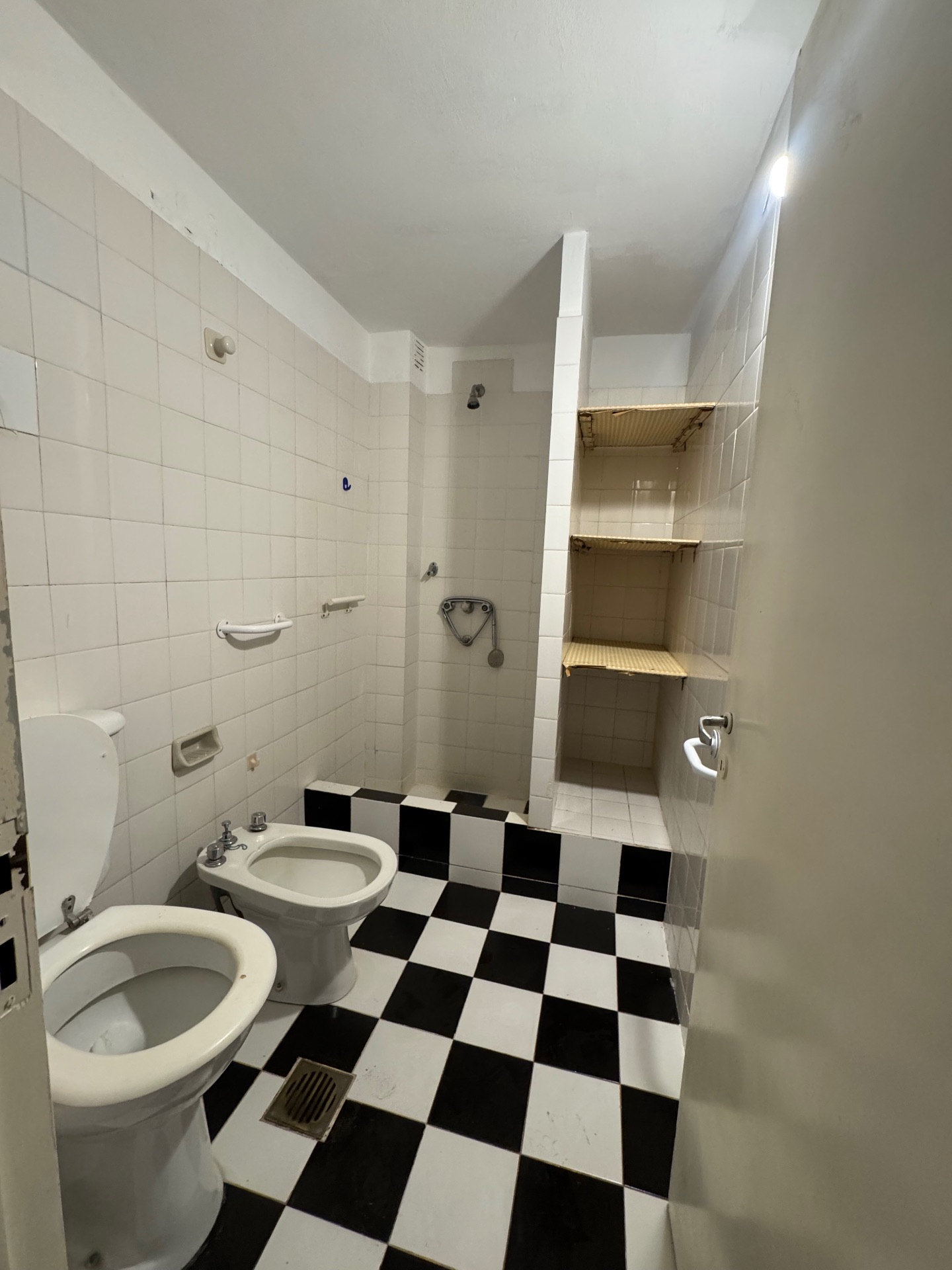 2 habitaciones · 1 baño con bañera y ante baño · living · cocina conedor · balcon con vista al frente - foto 9