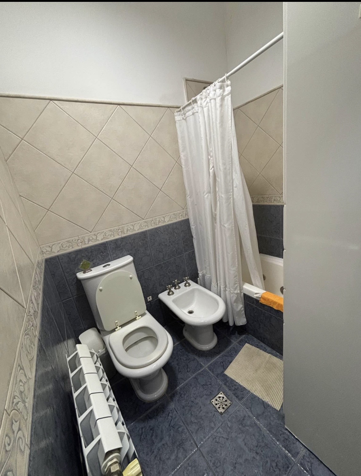 3 Habitaciones · baño · living comedor · cocina separada · oficina · cochera para dos vehículos · quincho · piscina · baño · depósito de 80 mts2 - foto 14