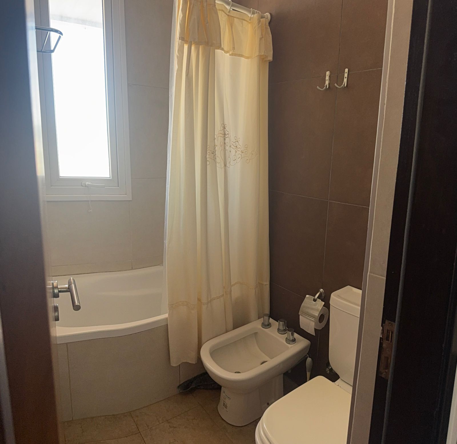 Cocina comedor · ante baño y baño · habitación con placar y balcon. Cuenta con cochera propia - foto 8