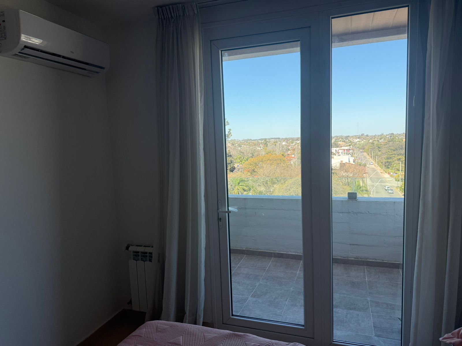 Cocina comedor · ante baño y baño · habitación con placar y balcon. Cuenta con cochera propia - foto 5