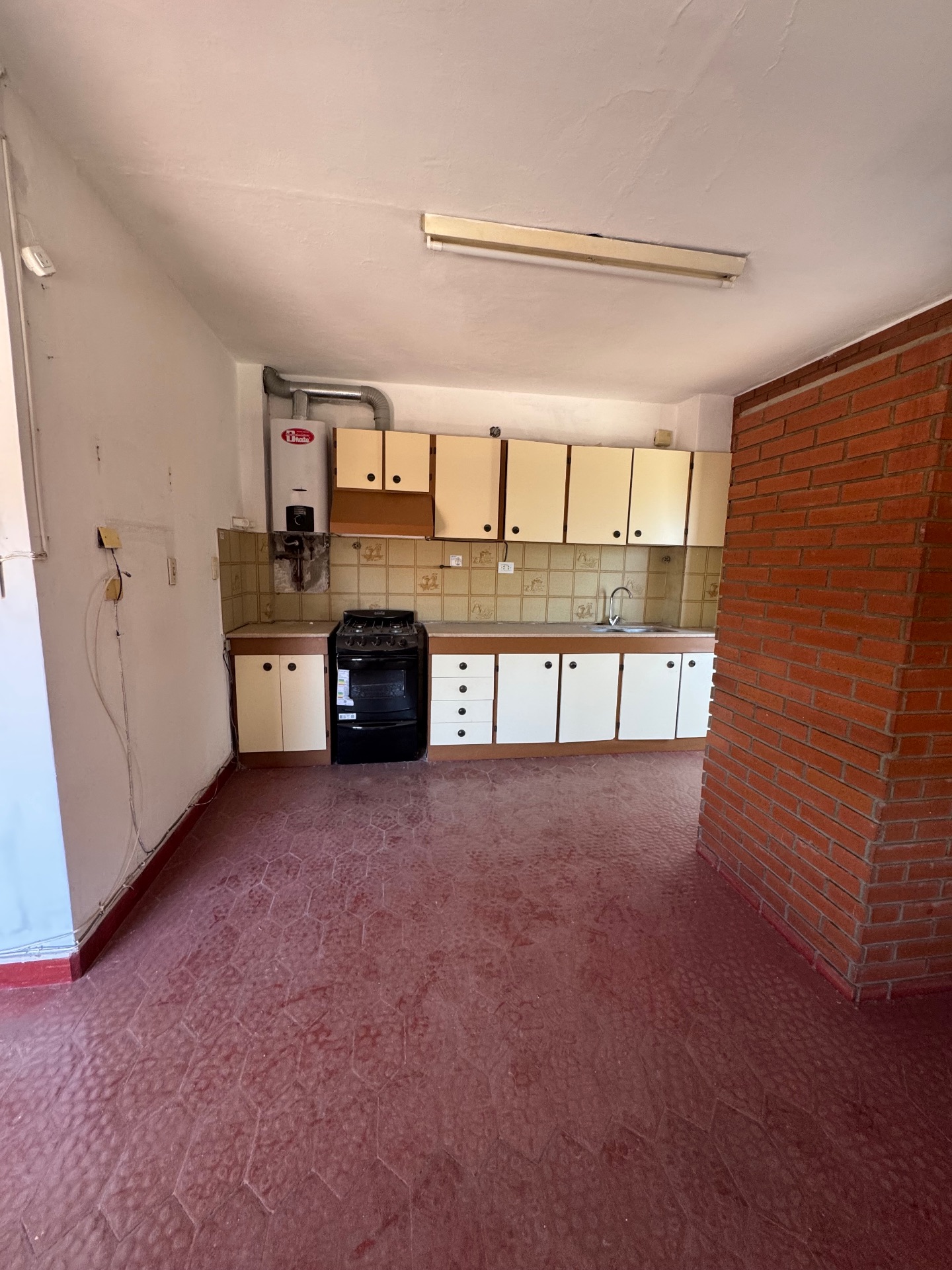 2 habitaciones · 1 baño con bañera y ante baño · living · cocina conedor · balcon con vista al frente - foto 4