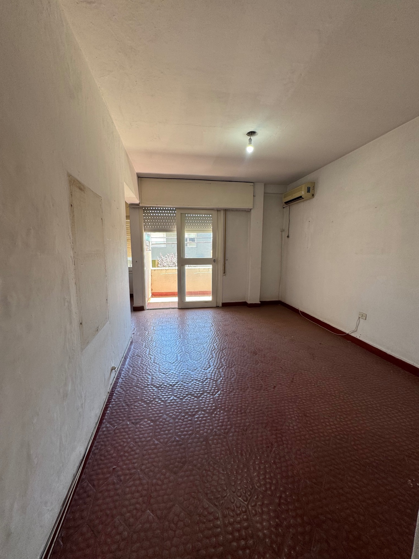 2 habitaciones · 1 baño con bañera y ante baño · living · cocina conedor · balcon con vista al frente - foto 2