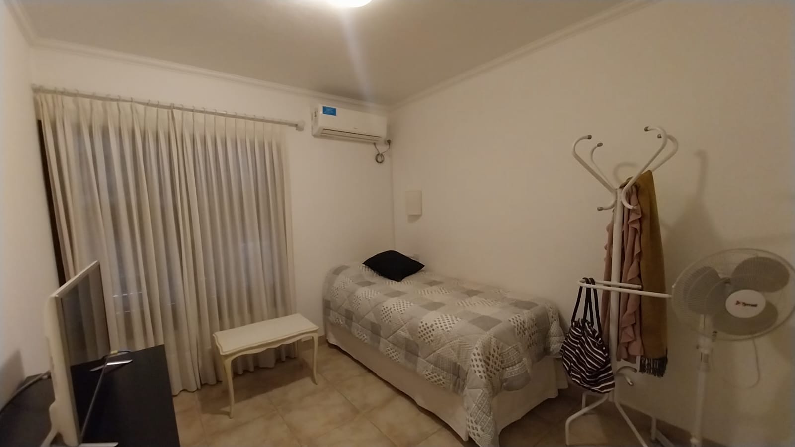 3 dormitorios · 2 baños · Estar · Comedor · Cocina semi integrada · Cochera doble · Oficina · Patio chico seco con asador · 150m2 constuidos. - foto 2