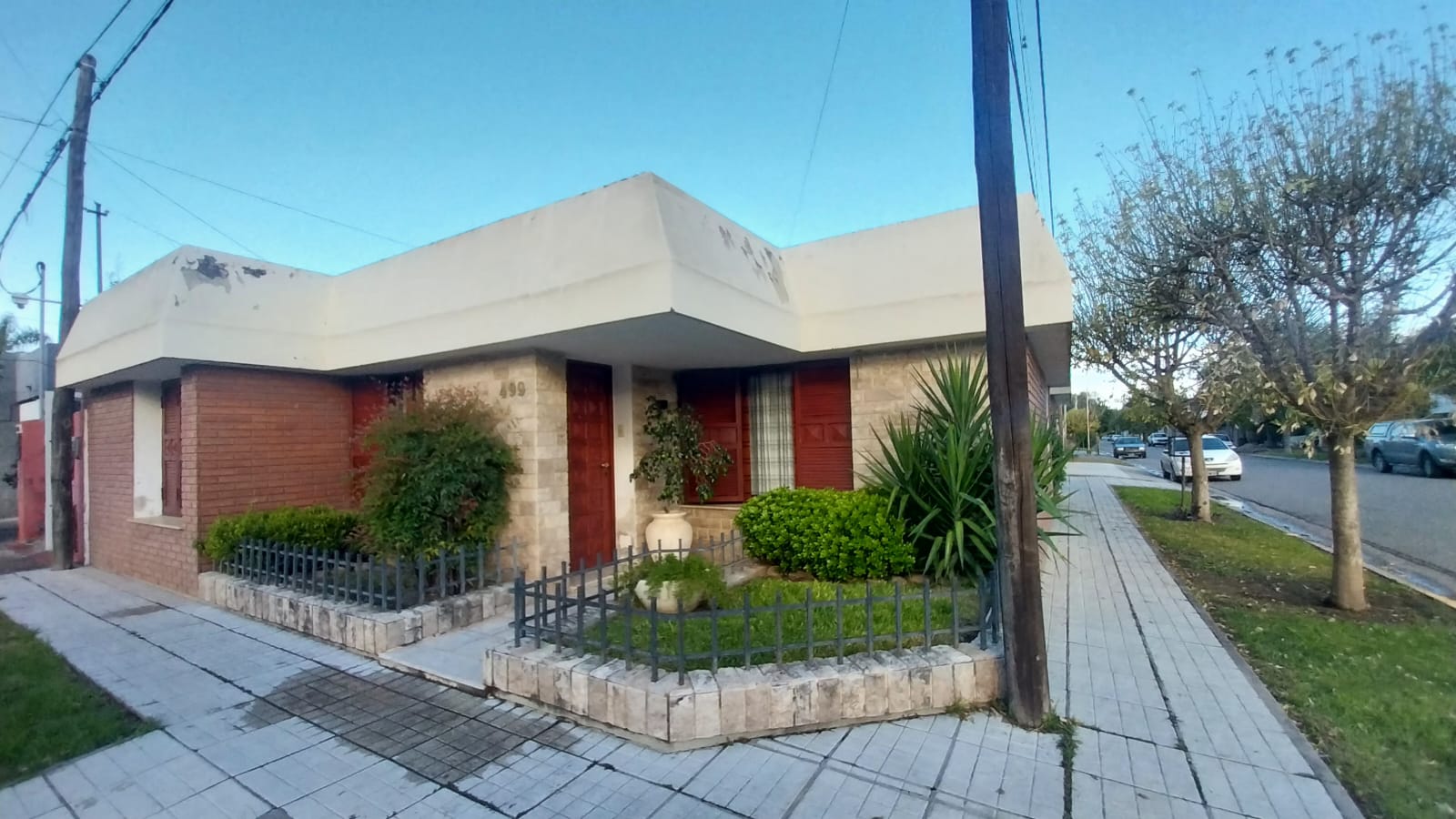 3 dormitorios · 2 baños · Estar · Comedor · Cocina semi integrada · Cochera doble · Oficina · Patio chico seco con asador · 150m2 constuidos. - foto 12