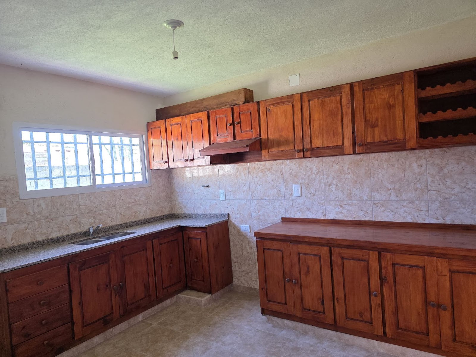 4 habitaciones · 2 baños · Cocina separada · lavadero · estar comedor-integrados · oficina · cochera con asador para dos autos -a lo largo- · patio mediano - foto 2