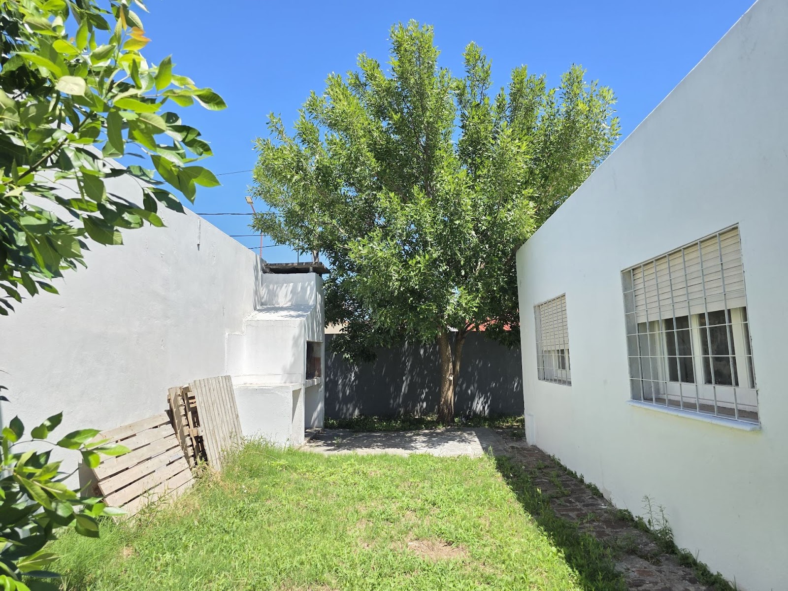 3 habitaciones · 2 baños · Cocina amplia · Estar/Comedor · patio con asador · Cochera - foto 7