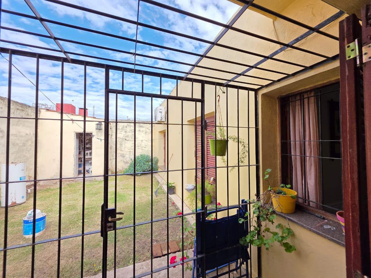 3 habitaciones · cochera · amplio patio · Ubicacion excepcional - foto 2