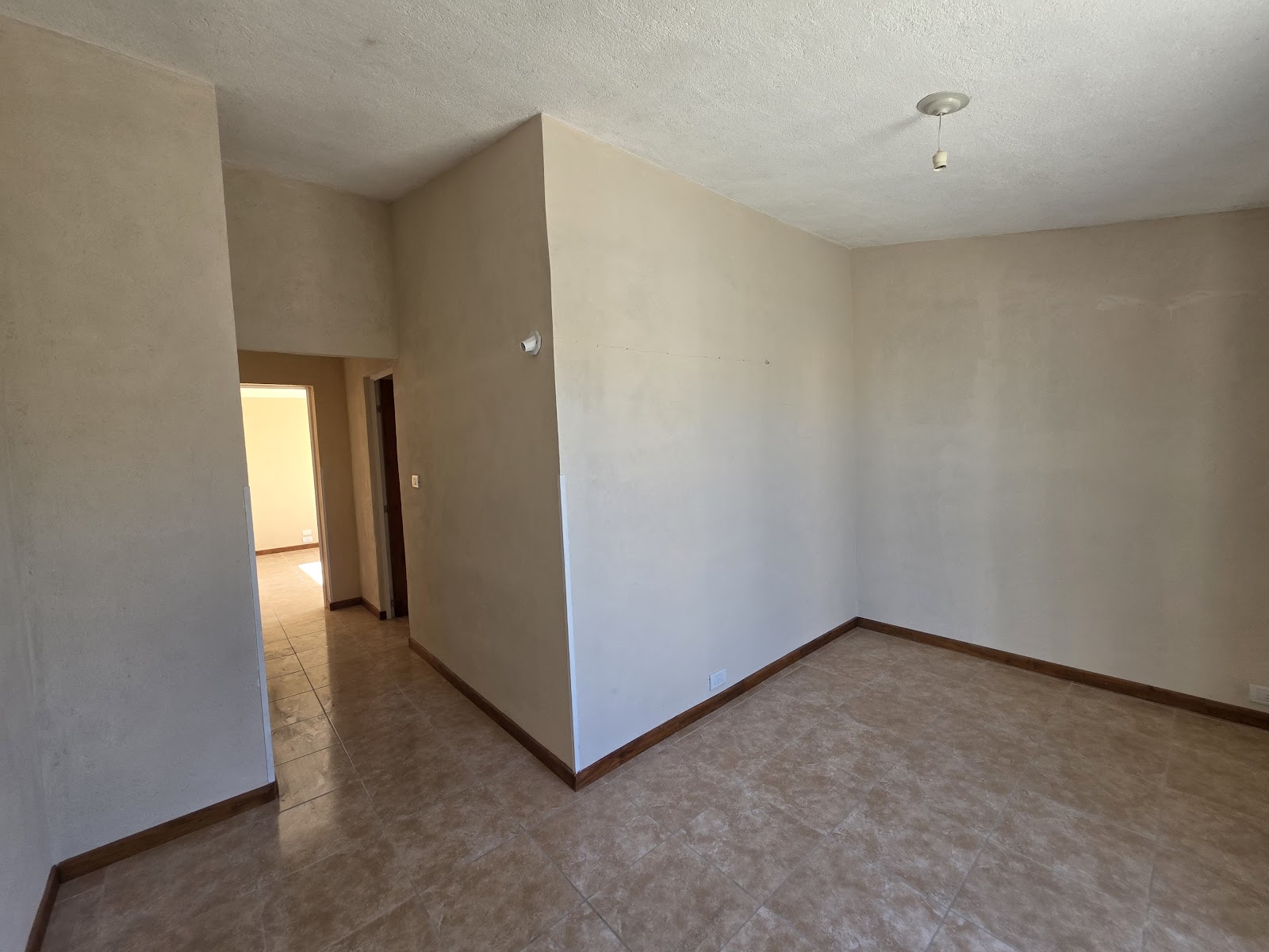 4 habitaciones · 2 baños · Cocina separada · lavadero · estar comedor-integrados · oficina · cochera con asador para dos autos -a lo largo- · patio mediano - foto 7