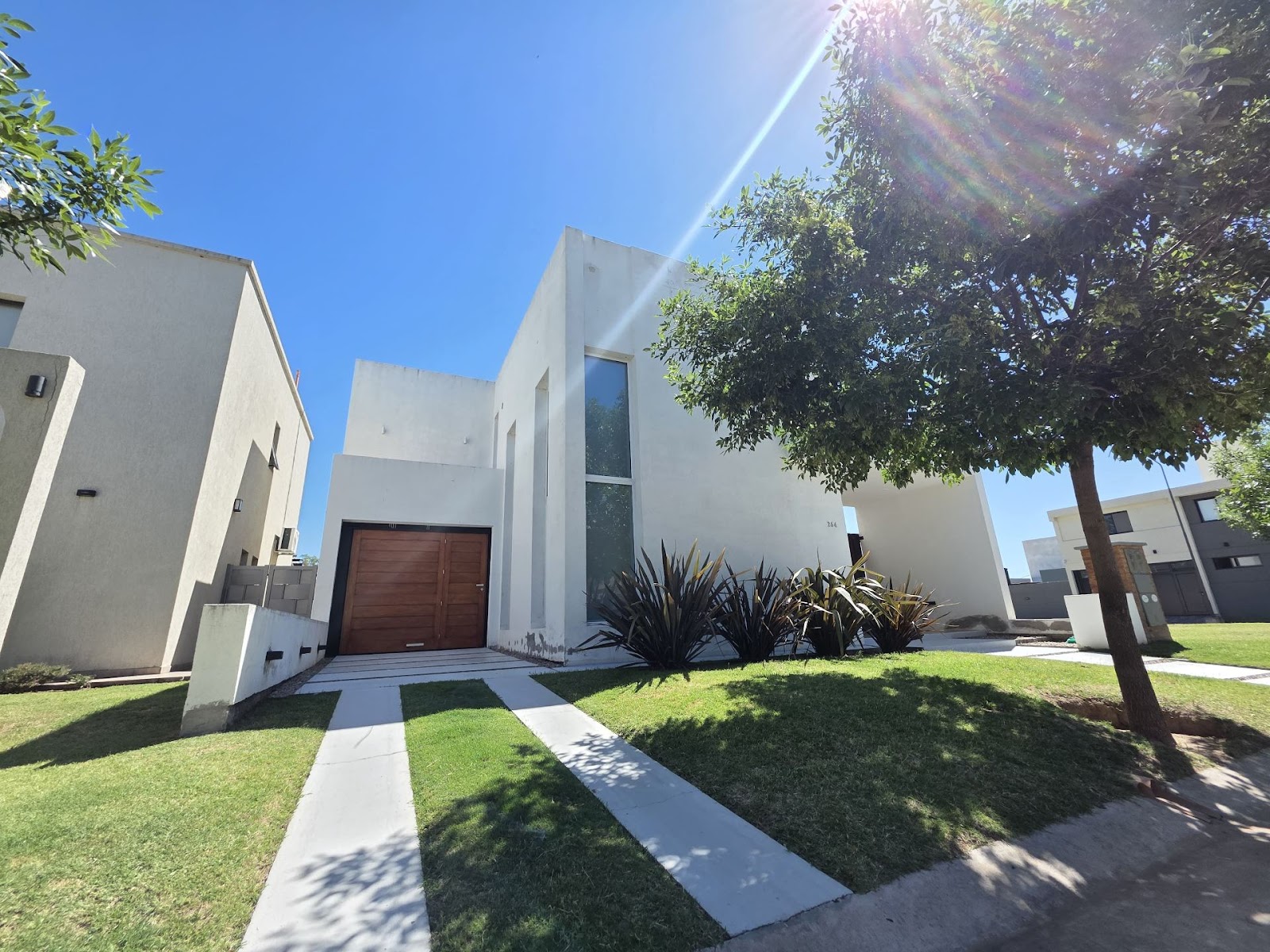 Casa de categoría · 2 dormitorios · 2 baños · playroom · Estar en doble alturacon chimenea · CocinaComedor ingtegrados · Garage doble con asador · Parque. - foto 2