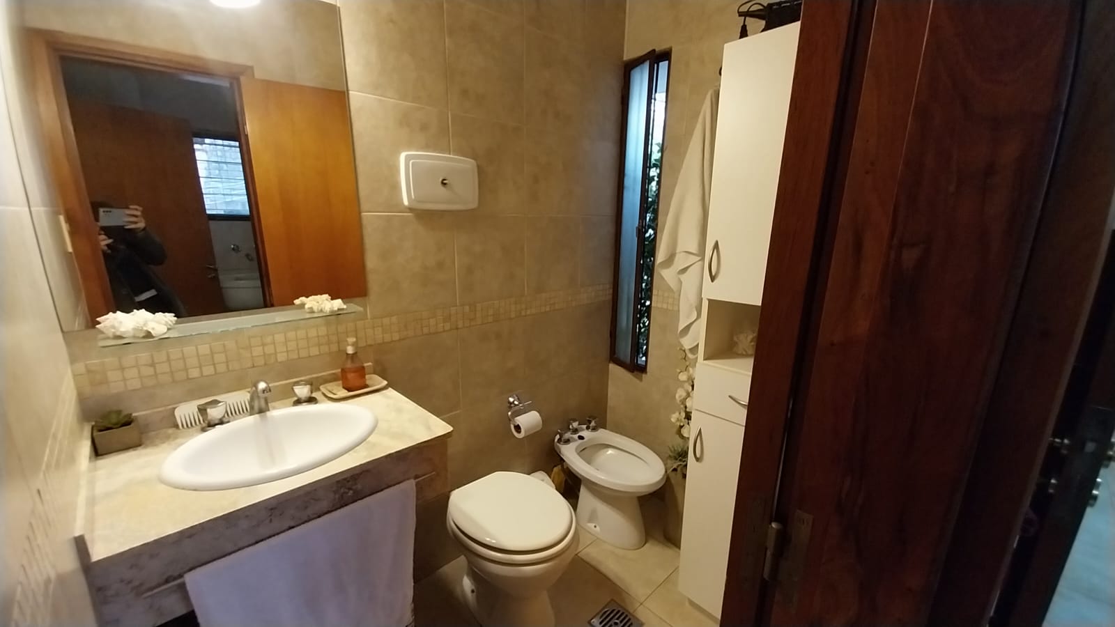 3 dormitorios · 2 baños · Estar · Comedor · Cocina semi integrada · Cochera doble · Oficina · Patio chico seco con asador · 150m2 constuidos. - foto 7