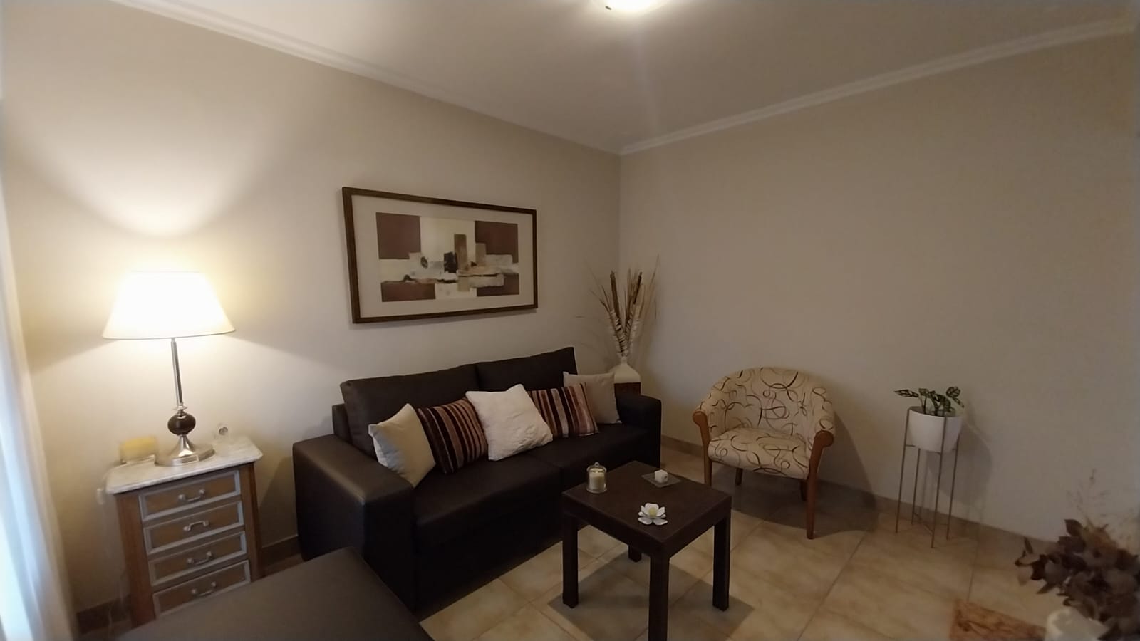 3 dormitorios · 2 baños · Estar · Comedor · Cocina semi integrada · Cochera doble · Oficina · Patio chico seco con asador · 150m2 constuidos. - foto 5