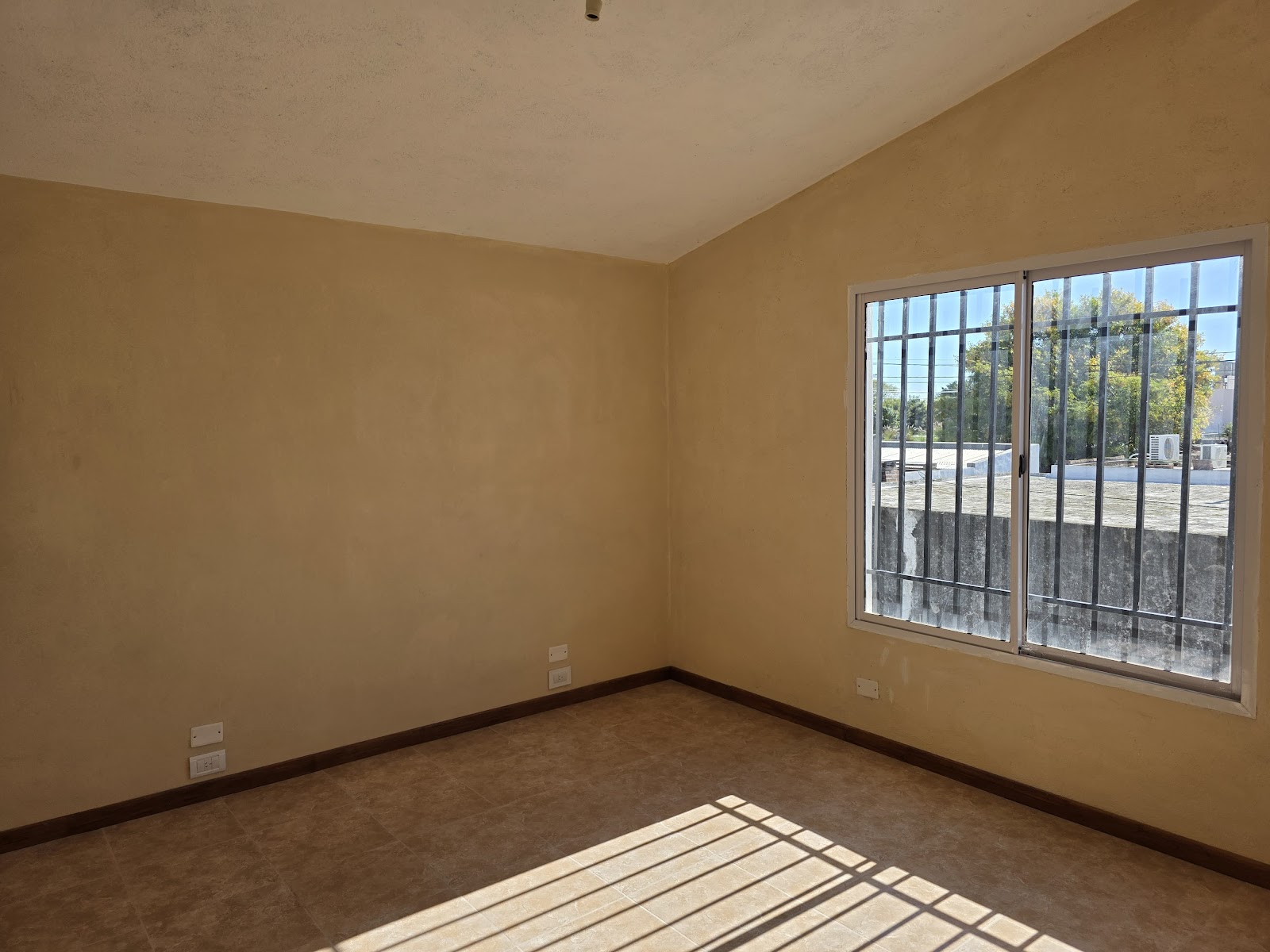 4 habitaciones · 2 baños · Cocina separada · lavadero · estar comedor-integrados · oficina · cochera con asador para dos autos -a lo largo- · patio mediano - foto 9