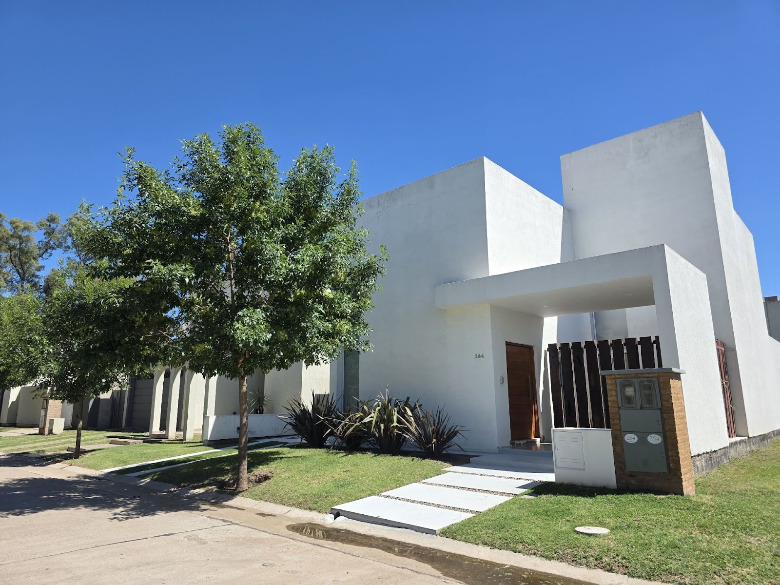 Casa de categoría · 2 dormitorios · 2 baños · playroom · Estar en doble alturacon chimenea · CocinaComedor ingtegrados · Garage doble con asador · Parque. - foto 13
