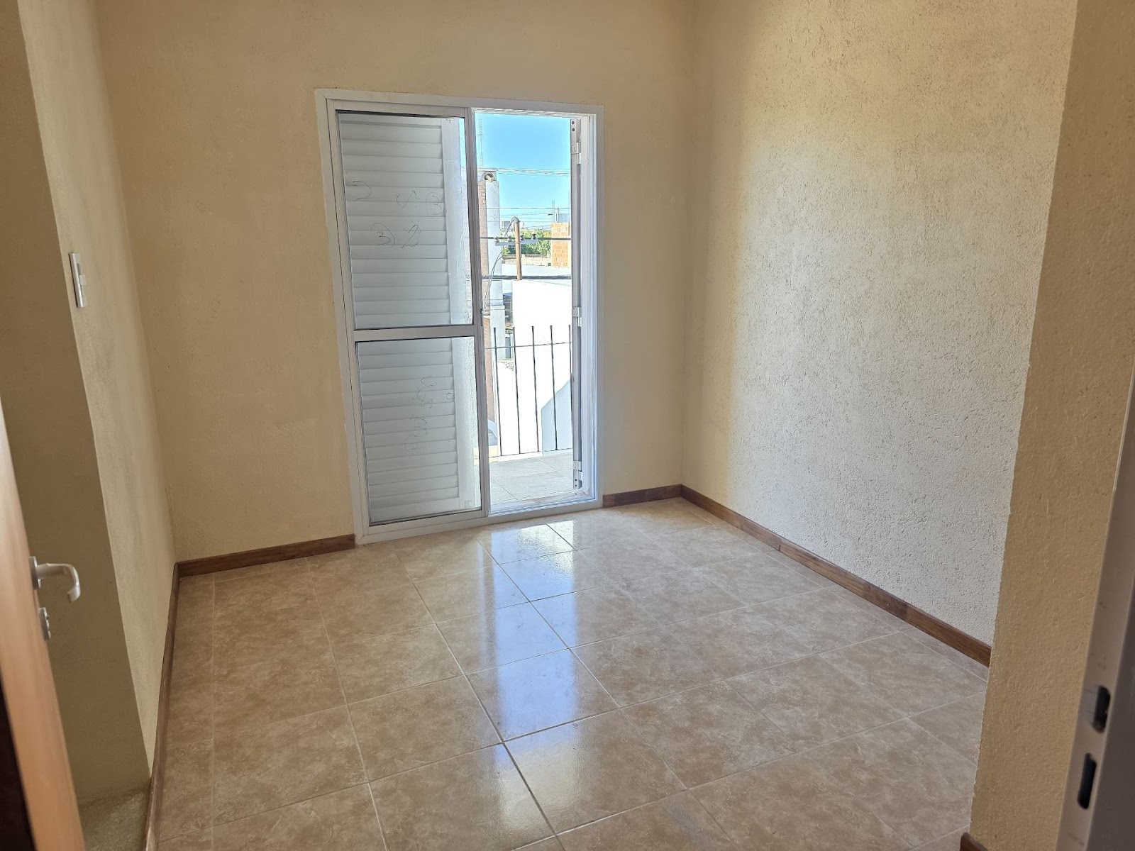 4 habitaciones · 2 baños · Cocina separada · lavadero · estar comedor-integrados · oficina · cochera con asador para dos autos -a lo largo- · patio mediano - foto 11