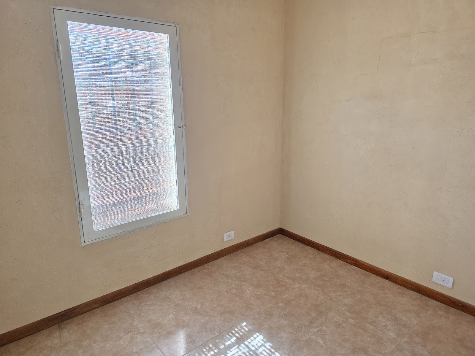 4 habitaciones · 2 baños · Cocina separada · lavadero · estar comedor-integrados · oficina · cochera con asador para dos autos -a lo largo- · patio mediano - foto 4