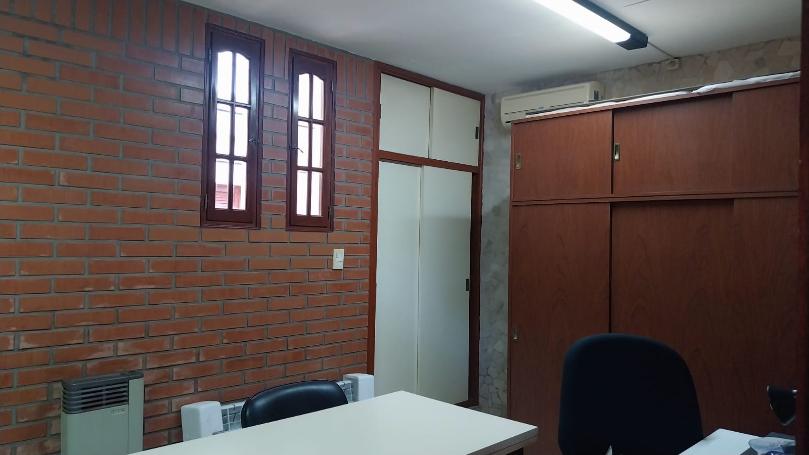 3 dormitorios · 2 baños · Estar · Comedor · Cocina semi integrada · Cochera doble · Oficina · Patio chico seco con asador · 150m2 constuidos. - foto 11