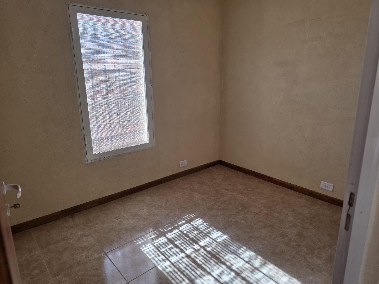 4 habitaciones · 2 baños · Cocina separada · lavadero · estar comedor-integrados · oficina · cochera con asador para dos autos -a lo largo- · patio mediano - foto 8