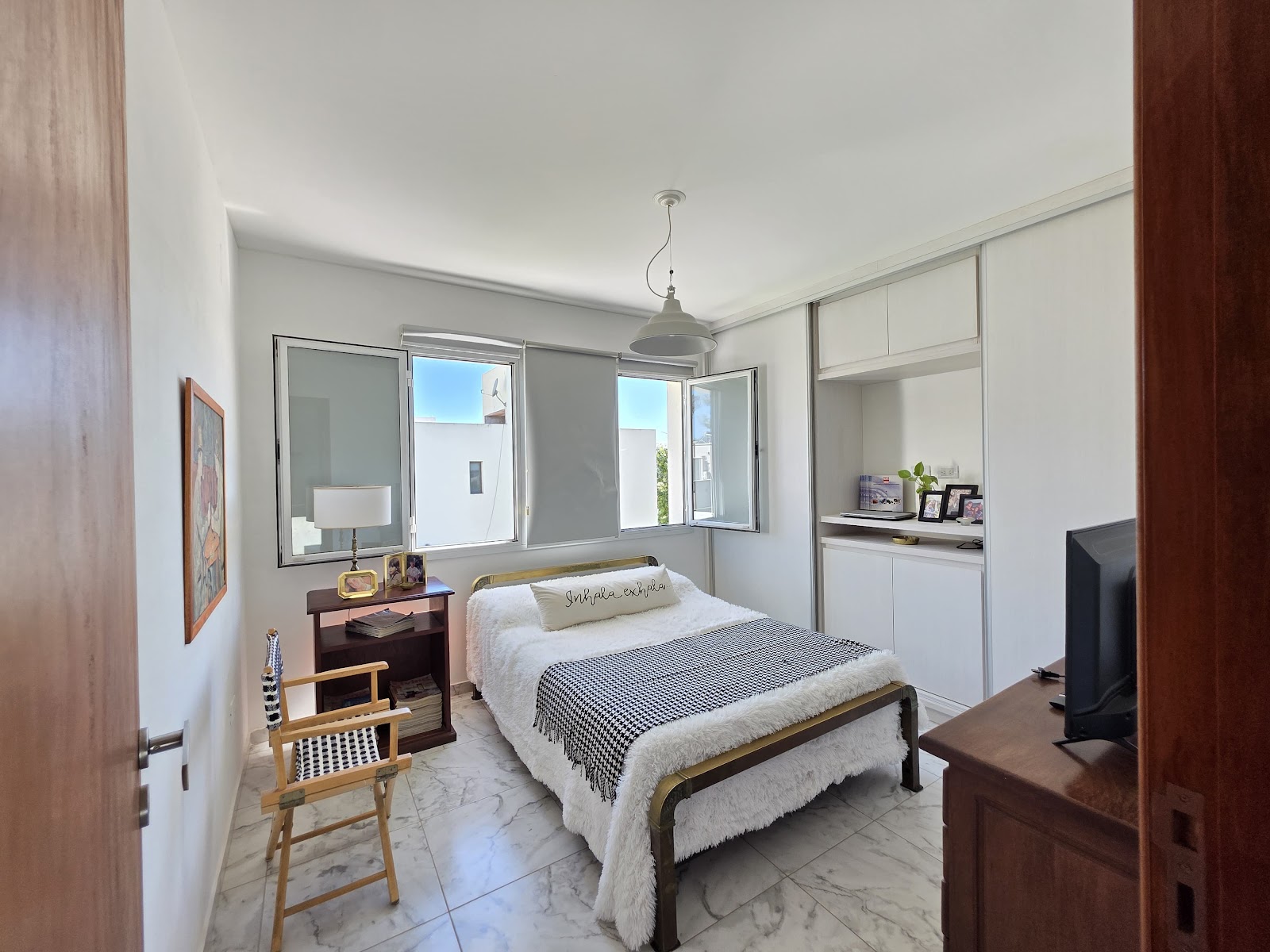 Casa de categoría · 2 dormitorios · 2 baños · playroom · Estar en doble alturacon chimenea · CocinaComedor ingtegrados · Garage doble con asador · Parque. - foto 6
