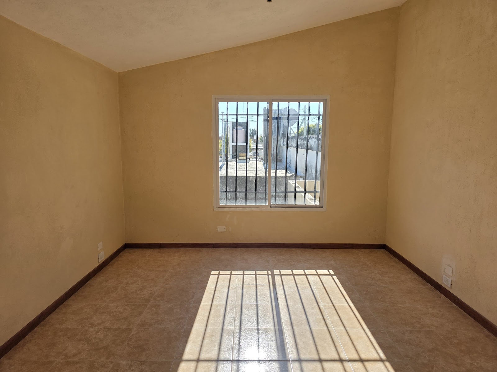 4 habitaciones · 2 baños · Cocina separada · lavadero · estar comedor-integrados · oficina · cochera con asador para dos autos -a lo largo- · patio mediano - foto 5