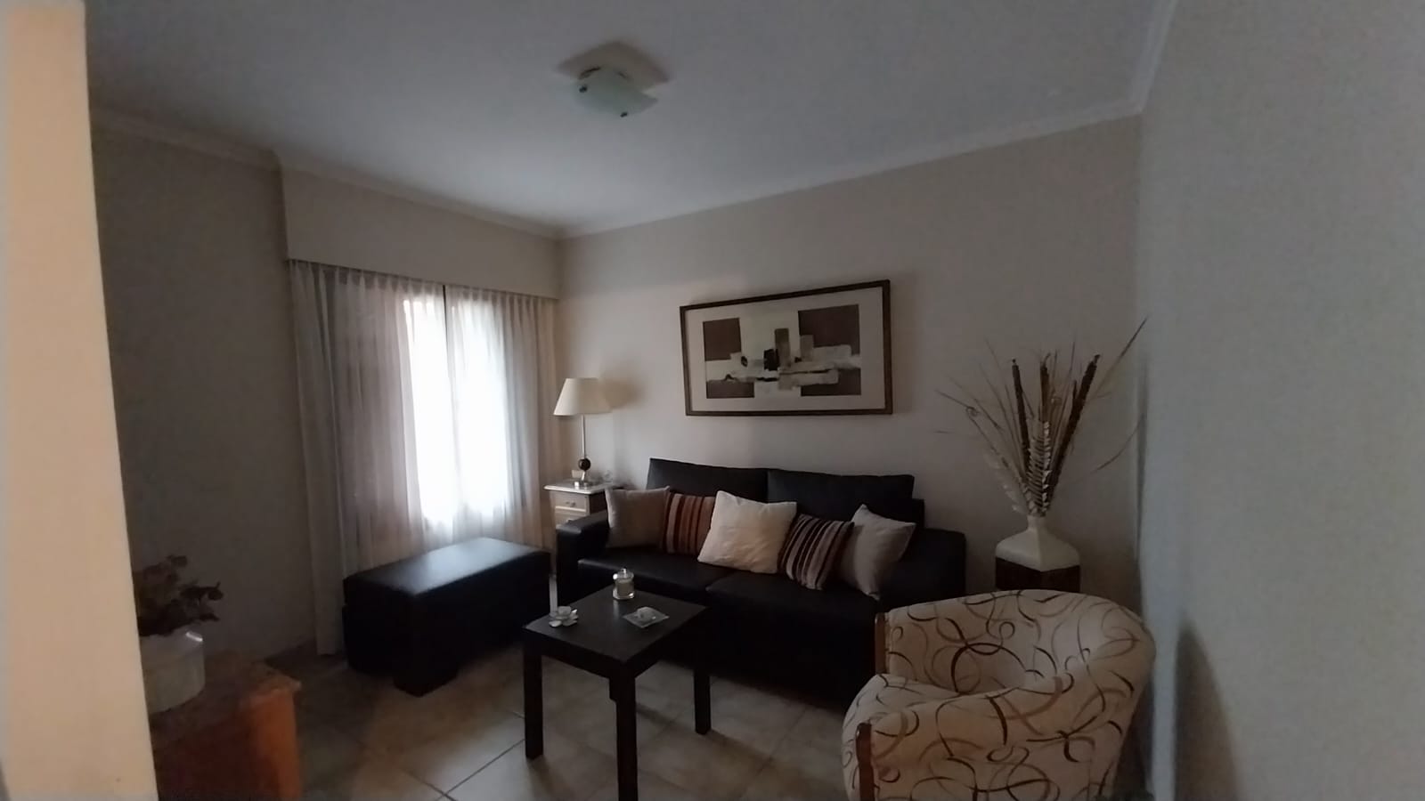 3 dormitorios · 2 baños · Estar · Comedor · Cocina semi integrada · Cochera doble · Oficina · Patio chico seco con asador · 150m2 constuidos. - foto 4
