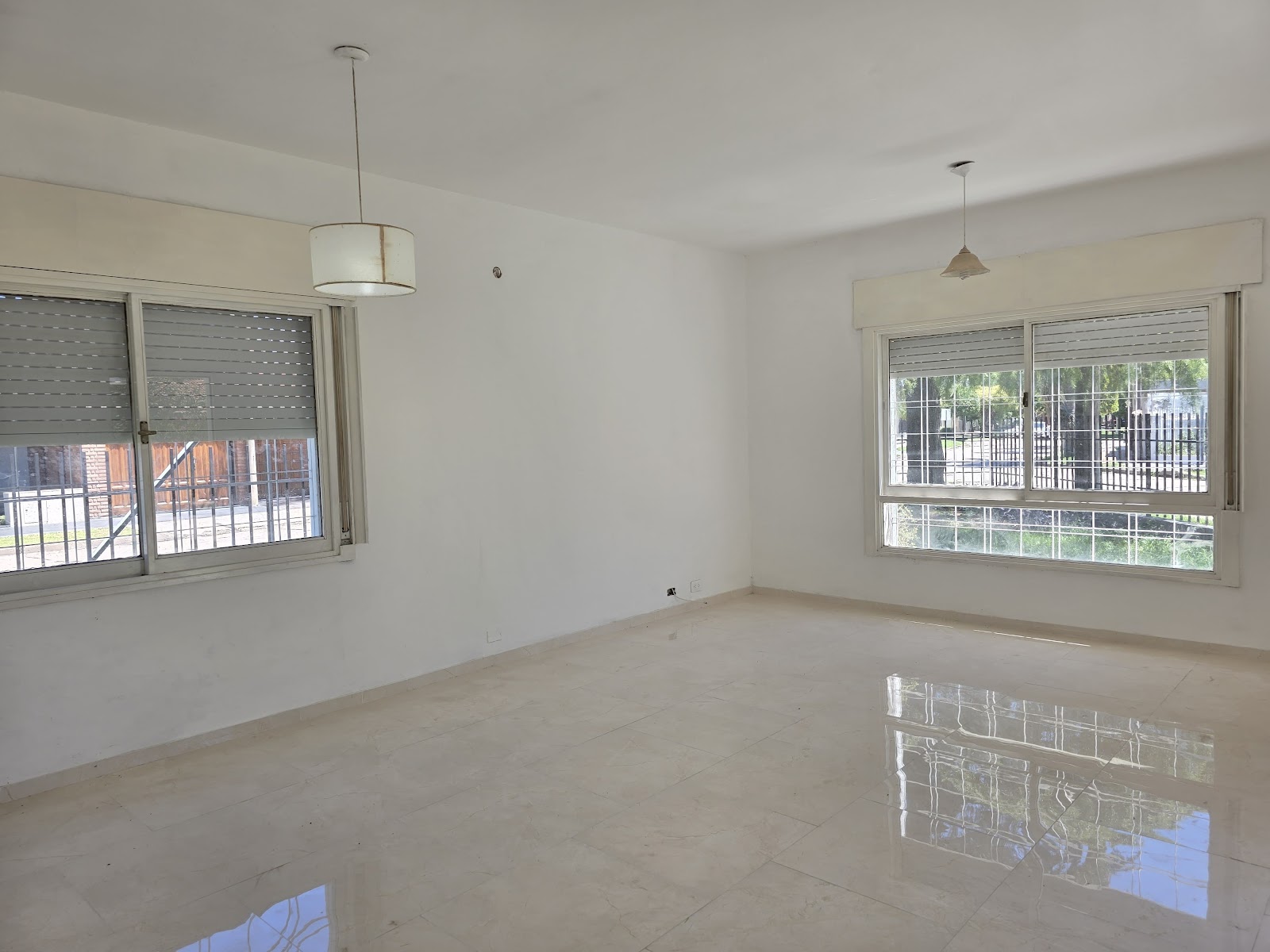 3 habitaciones · 2 baños · Cocina amplia · Estar/Comedor · patio con asador · Cochera - foto 4