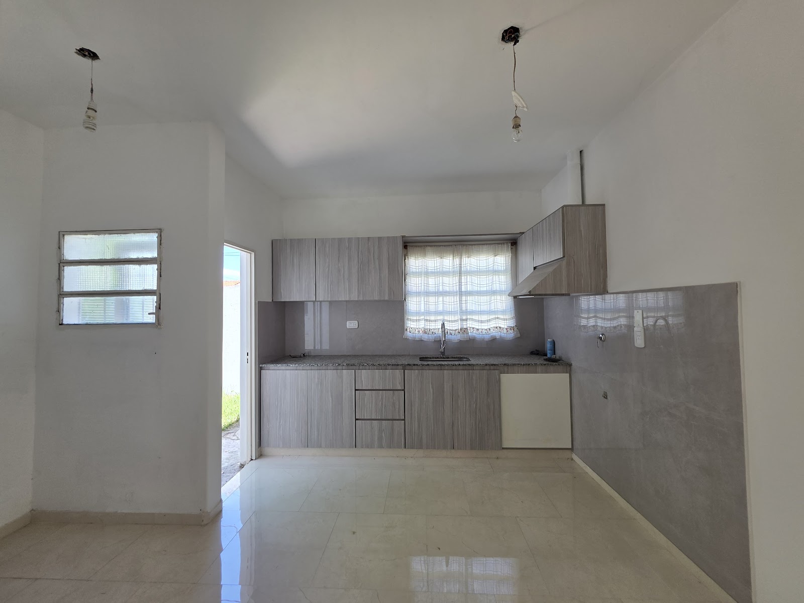 3 habitaciones · 2 baños · Cocina amplia · Estar/Comedor · patio con asador · Cochera - foto 3