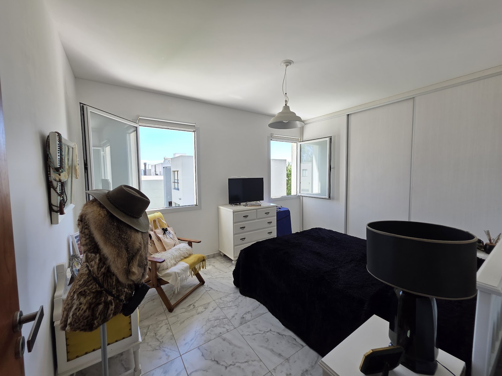 Casa de categoría · 2 dormitorios · 2 baños · playroom · Estar en doble alturacon chimenea · CocinaComedor ingtegrados · Garage doble con asador · Parque. - foto 4
