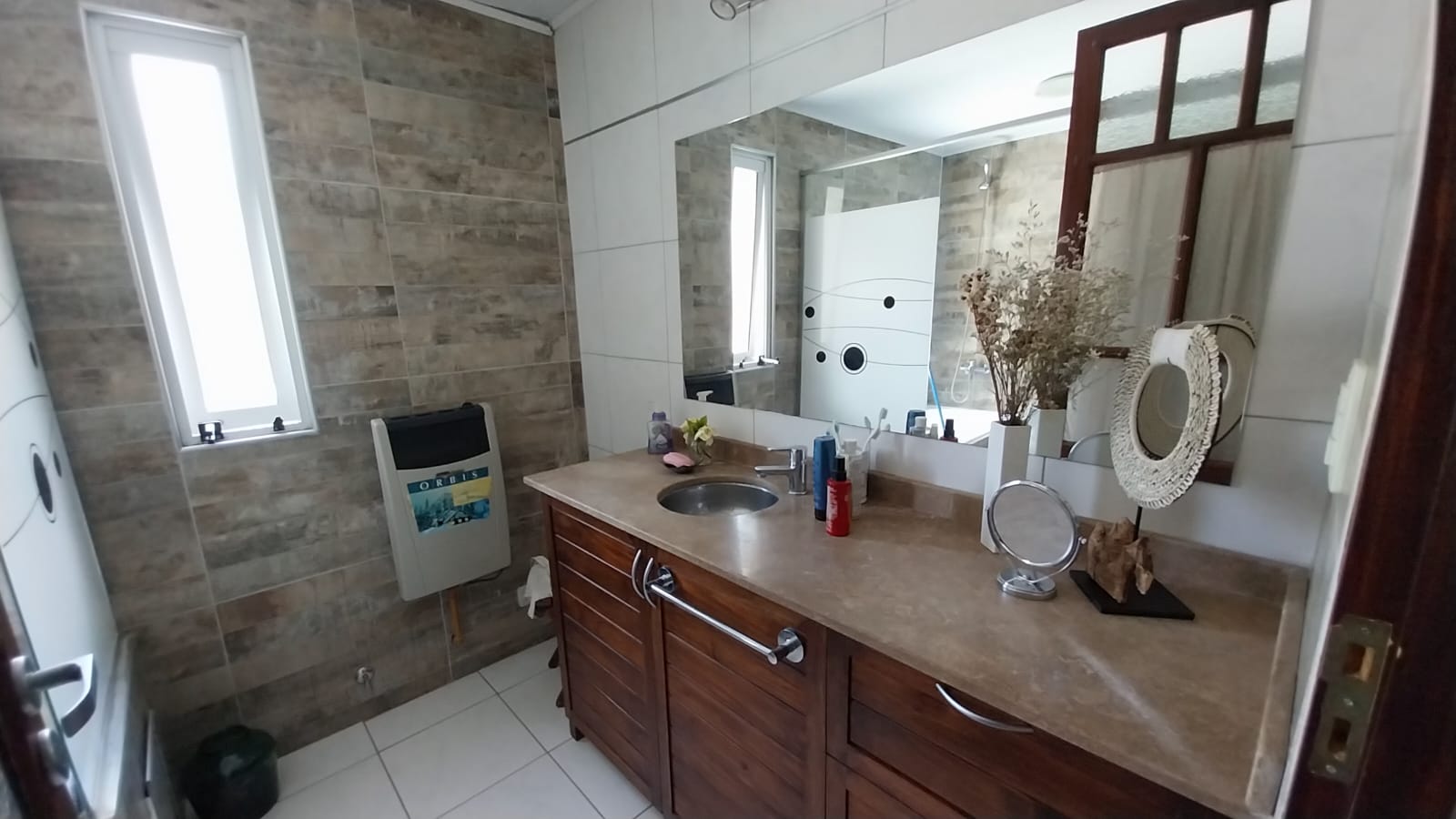 3 dormitorios · 3 baños · Estar · Comedor · Cocina completamente equipada · Galería · Pileta · Parque. Asador · Garare doble · pieza de guardado - foto 9