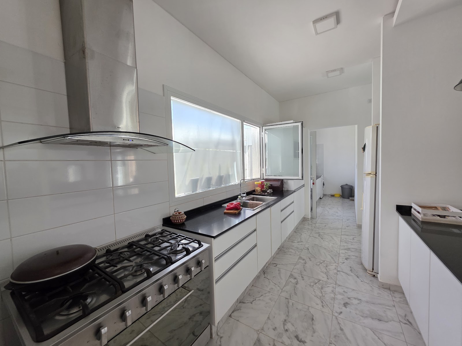 Casa de categoría · 2 dormitorios · 2 baños · playroom · Estar en doble alturacon chimenea · CocinaComedor ingtegrados · Garage doble con asador · Parque. - foto 10