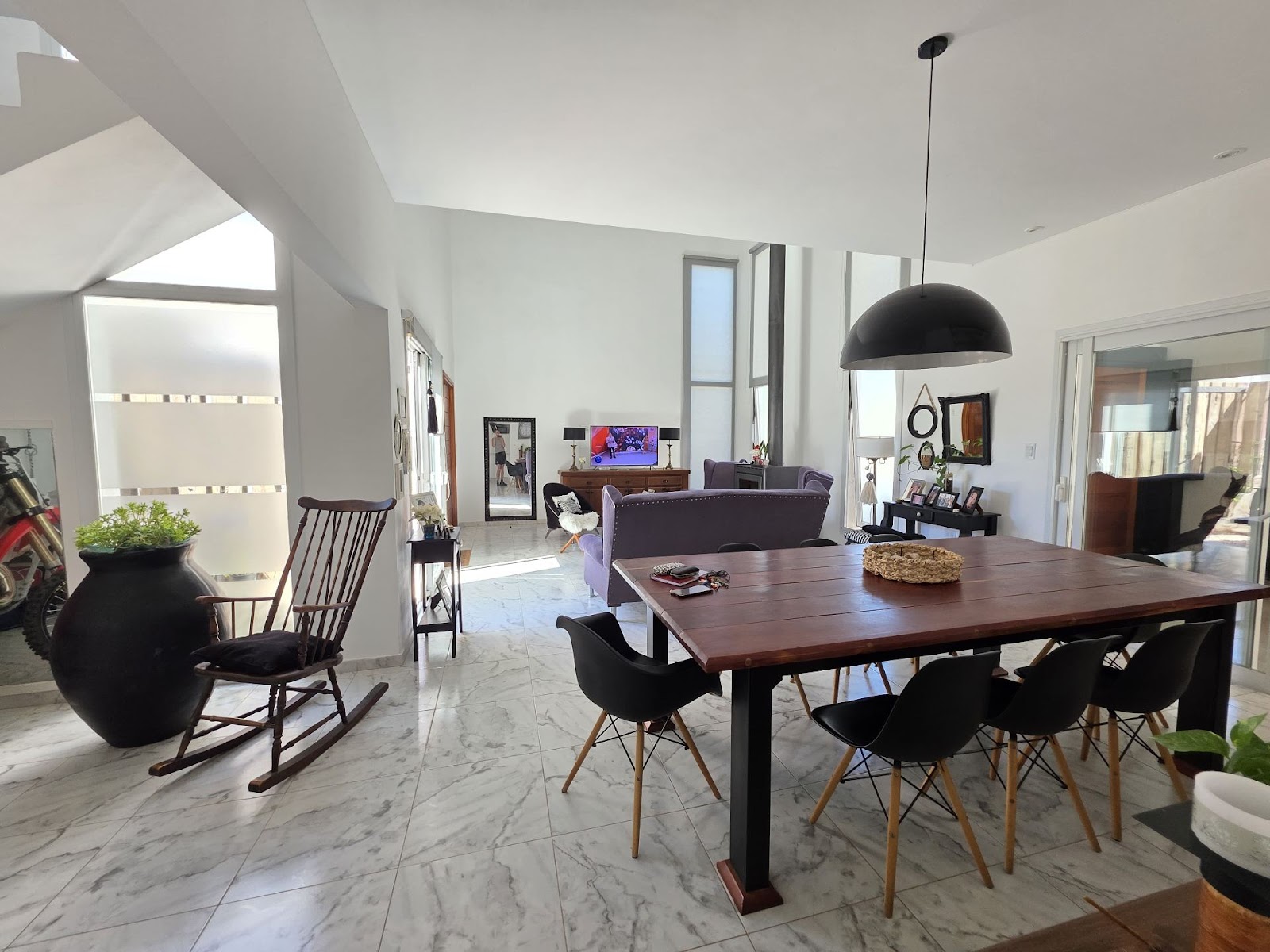 Casa de categoría · 2 dormitorios · 2 baños · playroom · Estar en doble alturacon chimenea · CocinaComedor ingtegrados · Garage doble con asador · Parque. - foto 9