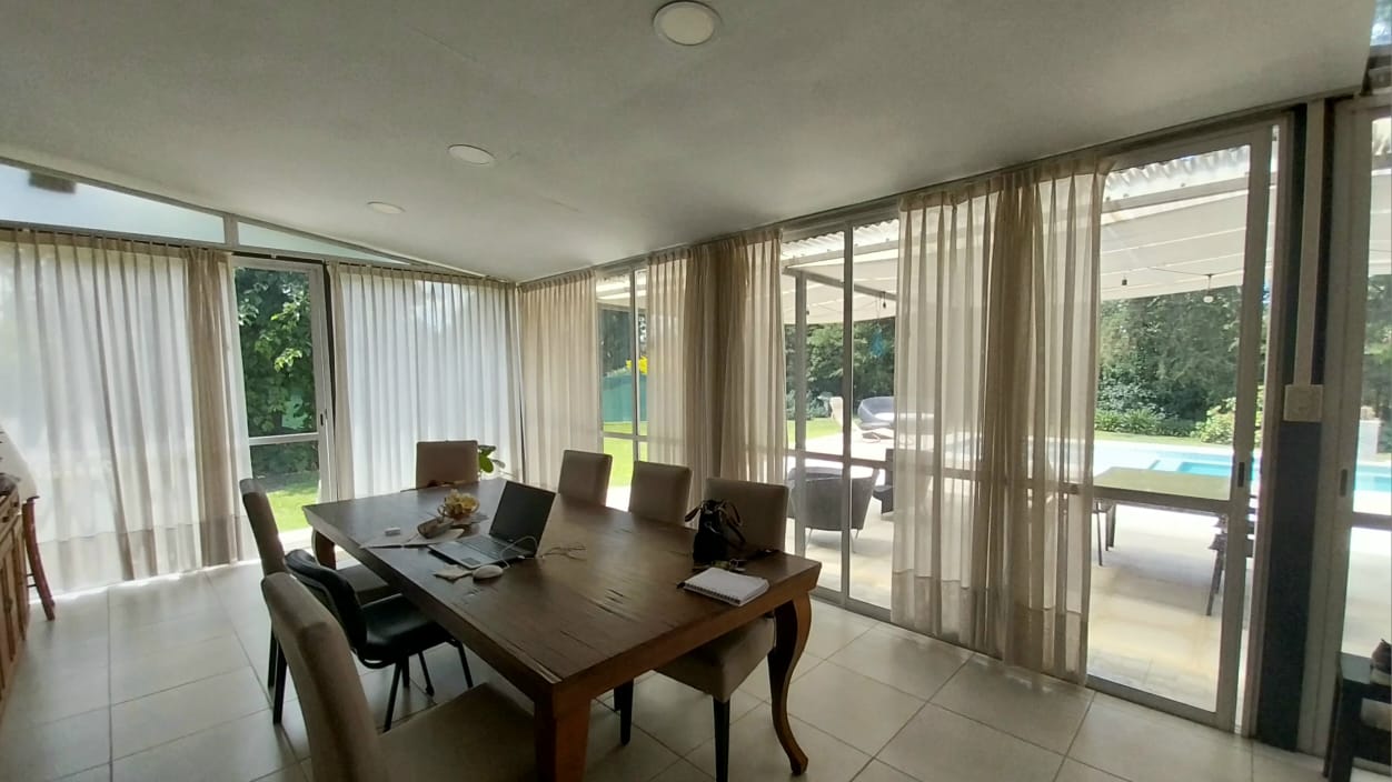 3 dormitorios · 3 baños · Estar · Comedor · Cocina completamente equipada · Galería · Pileta · Parque. Asador · Garare doble · pieza de guardado - foto 4