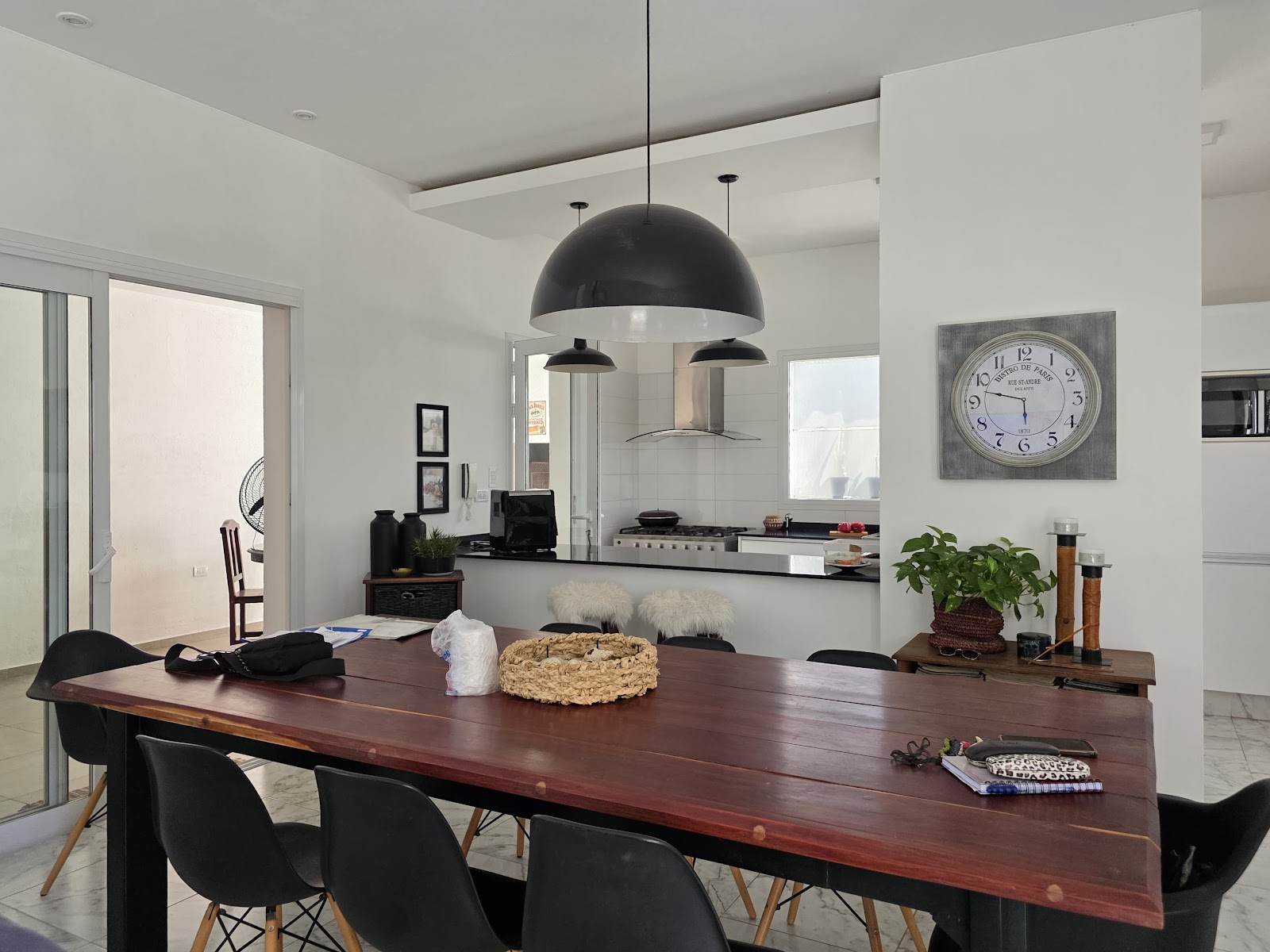 Casa de categoría · 2 dormitorios · 2 baños · playroom · Estar en doble alturacon chimenea · CocinaComedor ingtegrados · Garage doble con asador · Parque. - foto 12