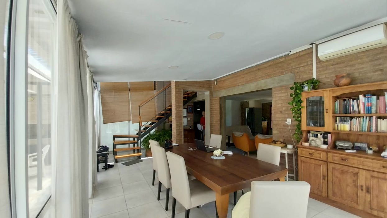 3 dormitorios · 3 baños · Estar · Comedor · Cocina completamente equipada · Galería · Pileta · Parque. Asador · Garare doble · pieza de guardado - foto 3