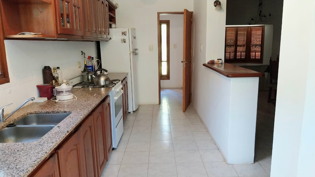 3 habitaciones · dos baños -uno en suite- · parque con mas de 1200 árboles · pileta de natación - foto 2