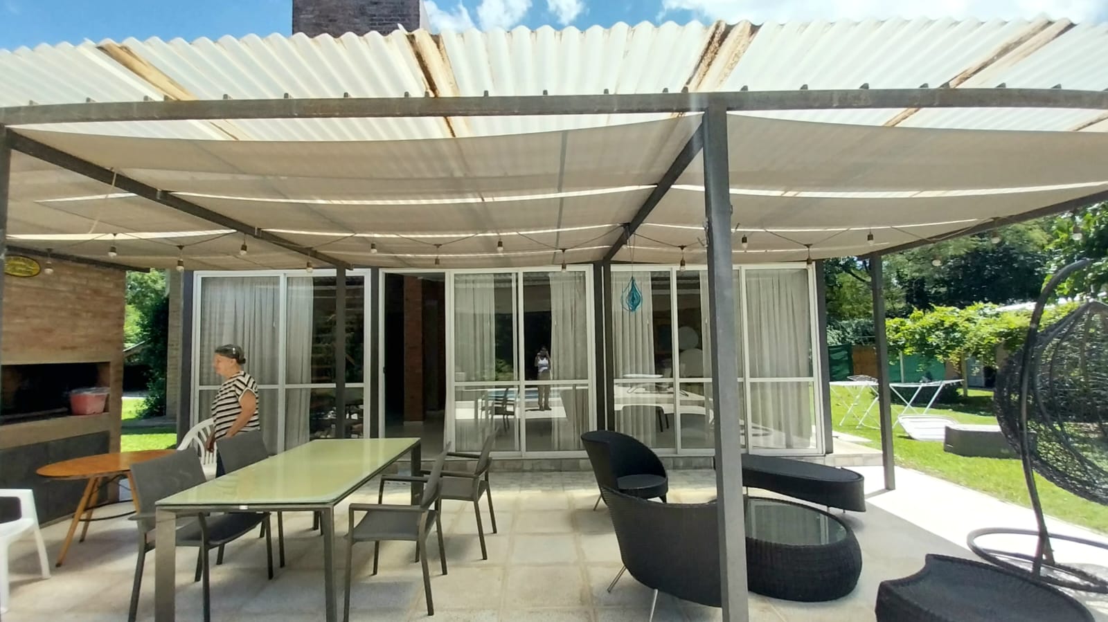3 dormitorios · 3 baños · Estar · Comedor · Cocina completamente equipada · Galería · Pileta · Parque. Asador · Garare doble · pieza de guardado - foto 6