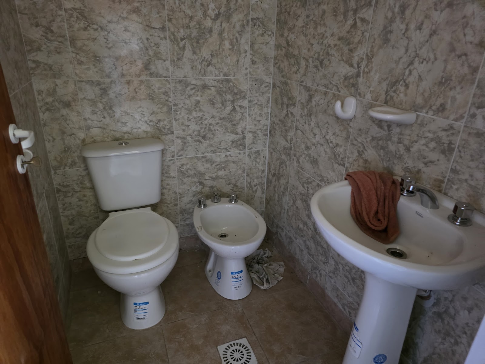4 habitaciones · 2 baños · Cocina separada · lavadero · estar comedor-integrados · oficina · cochera con asador para dos autos -a lo largo- · patio mediano - foto 6